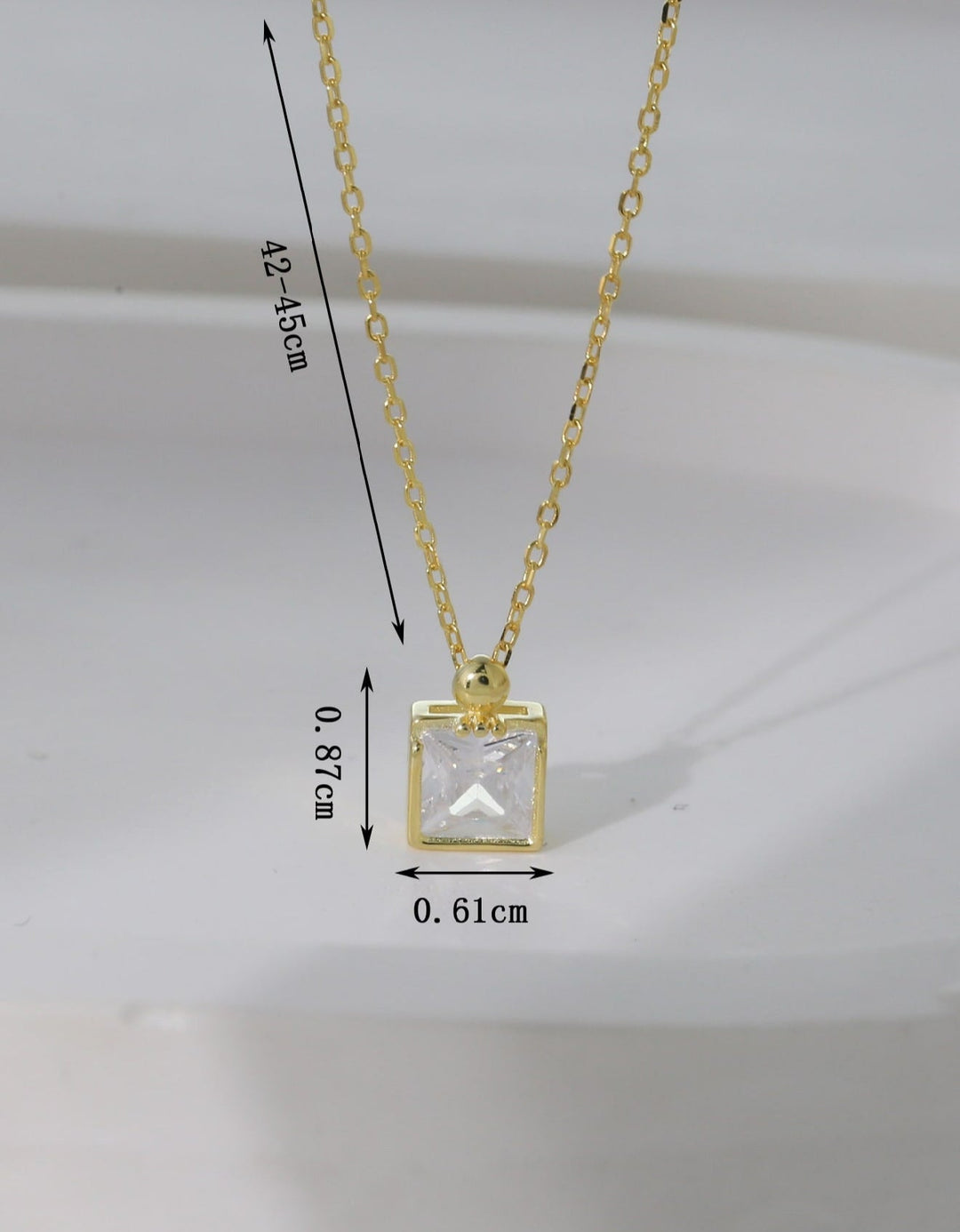 Mia Collar de Plata con baño de Oro de 14kl con dije cuadrado Andrea